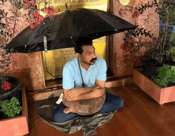 रातभर संसद परिसर में धरने पर बैठे चंद्रशेखर आजाद, छात्र प्रदर्शन पर लाठीचार्ज को बताया लोकतंत्र पर हमला