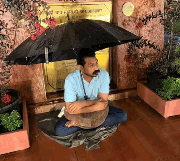रातभर संसद परिसर में धरने पर बैठे चंद्रशेखर आजाद, छात्र प्रदर्शन पर लाठीचार्ज को बताया लोकतंत्र पर हमला