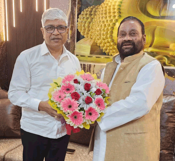यूपी चुनाव से पहले बढ़ी सियासी हलचल, कांग्रेस प्रभारी की स्वामी प्रसाद मौर्य से मुलाकात ने तेज किए गठबंधन के कयास