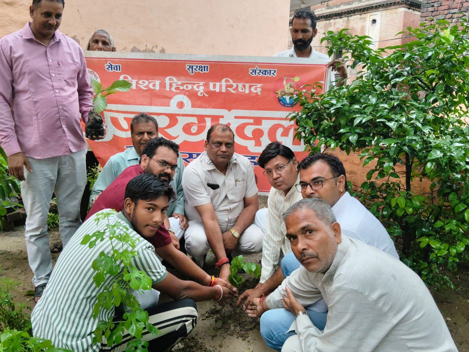 विहिप-बजरंग दल ने दुर्गा मंदिर में किया पौधारोपण, स्वच्छता का दिया संदेश