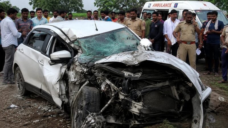 रायबरेली में तेज रफ्तार कार पुलिया से टकराई, तीन लोगों की मौत