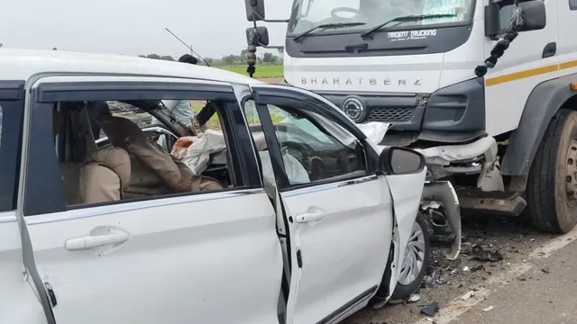 जूनागढ़ में भीषण सड़क हादसा खड़े ट्रक से टकराई कार चार की मौत