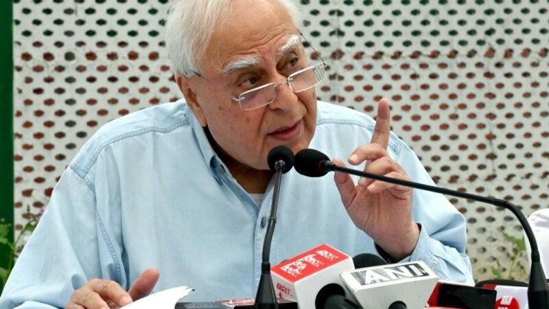 ‘मदरसे वाले आतंकी तो क्या चंदा चोर देशभक्त?’, केशव मौर्य पर भड़के कपिल सिब्बल