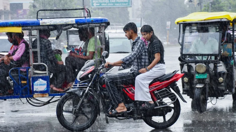 सड़कों पर आफत, हवा में राहत… दिल्ली में जो काम नीतियां सालों में नहीं कर पाईं, वो मॉनसून की बारिश ने 48 घंटों में कर दिखाया!