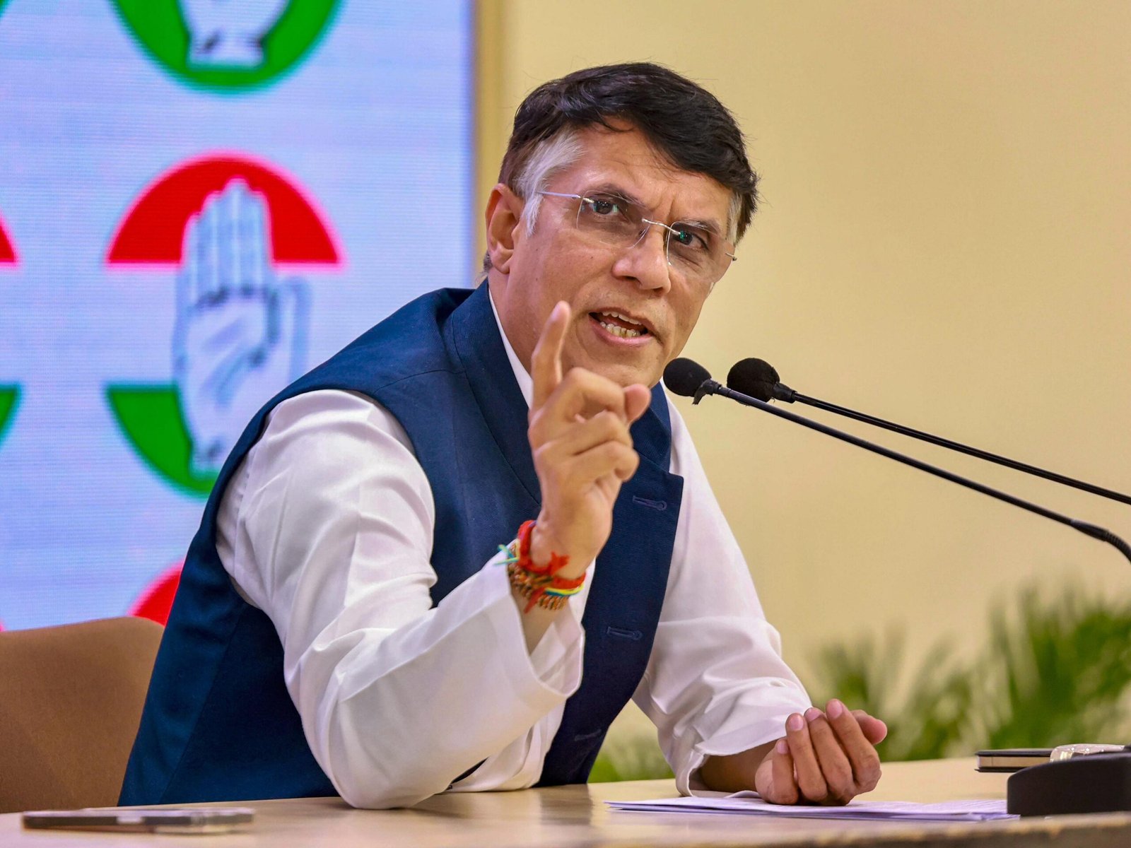 ‘संसद में नहीं आते, डरने दीजिए, हम भी डराते रहेंगे’, पवन खेड़ा ने किया सरकार पर वार