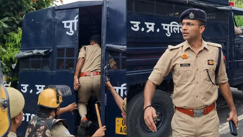 मेरठ के SSP अविनाश पांडेय कौन हैं? थप्पड़ विवाद के बाद आए चर्चा में, विपक्ष ने बताया ‘गुंडा’