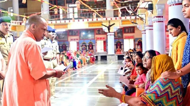 ‘घबराइए मत, सबकी होगी भरपूर मदद’, जनता दर्शन में आए लोगों से बोले सीएम योगी आदित्यनाथ