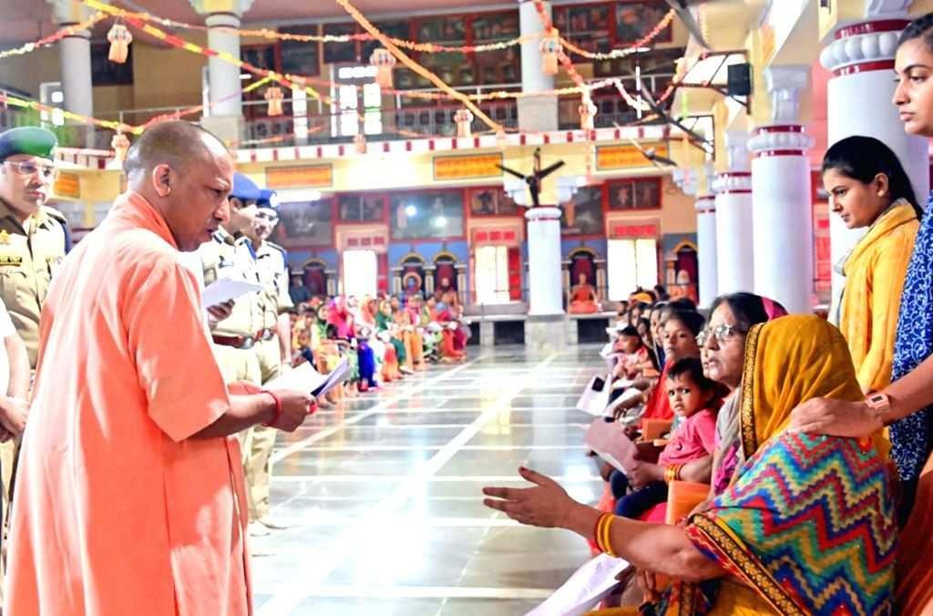 ‘घबराइए मत, सबकी होगी भरपूर मदद’, जनता दर्शन में आए लोगों से बोले सीएम योगी आदित्यनाथ