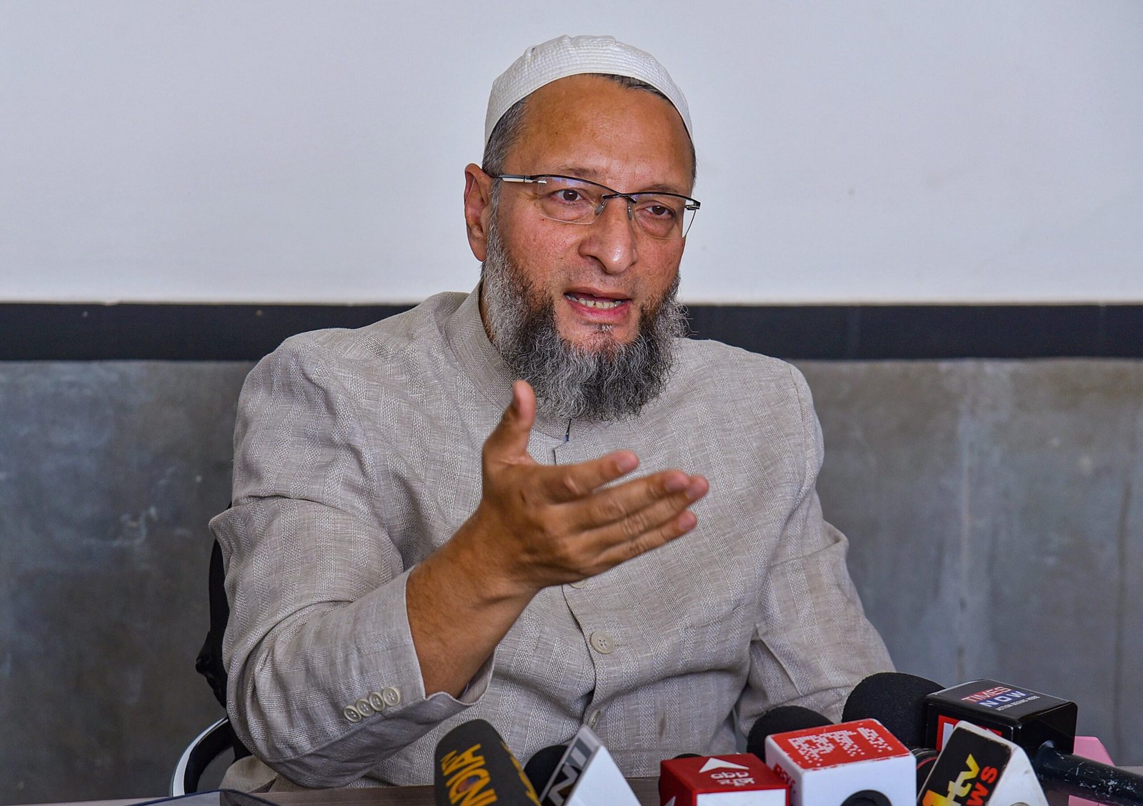 ‘अधिकारियों के काजू बादाम खा रहे हैं सपा नेता’, जौहर यूनिवर्सिटी मामले पर ओवैसी की पार्टी का बयान