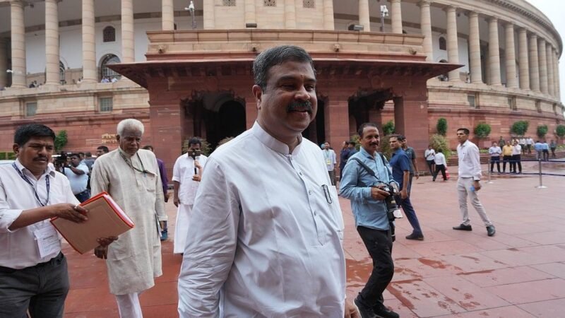 इस्तीफे के बाद संसद पहुंचे धर्मेंद्र प्रधान, बीजेपी सांसदों ने लगाए ‘जिंदाबाद’ के नारे