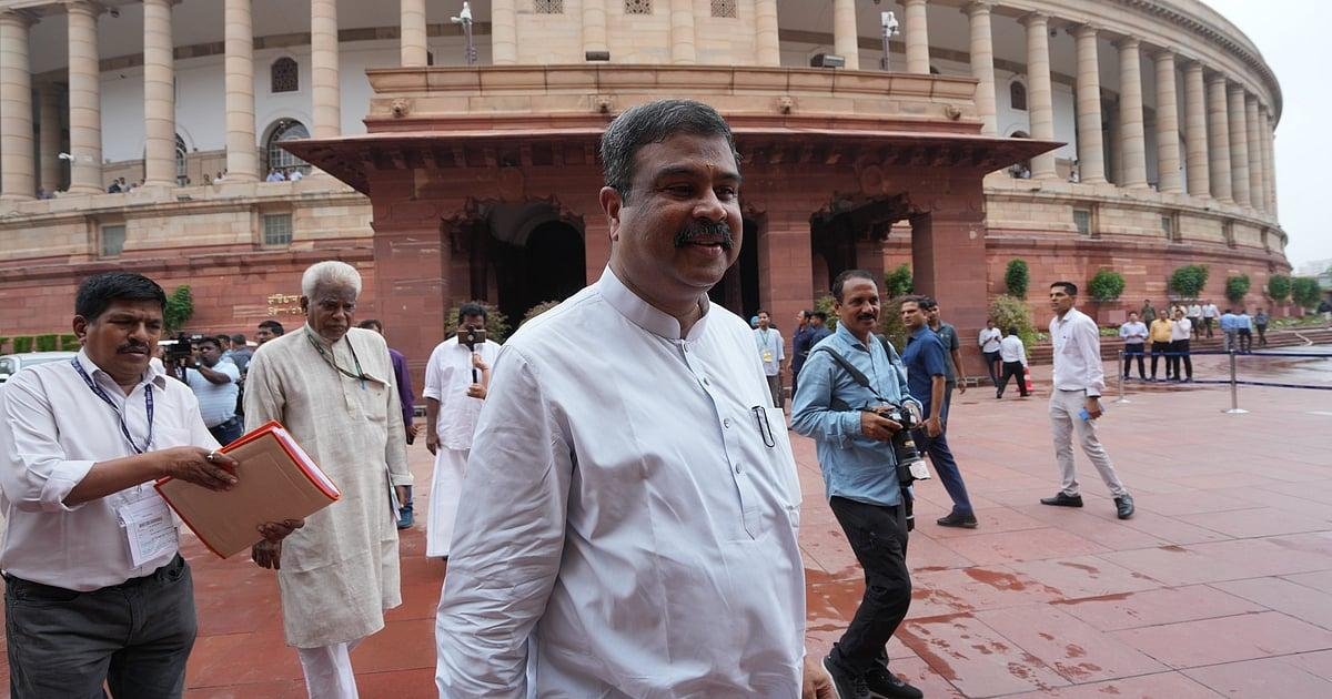 इस्तीफे के बाद संसद पहुंचे धर्मेंद्र प्रधान, बीजेपी सांसदों ने लगाए ‘जिंदाबाद’ के नारे
