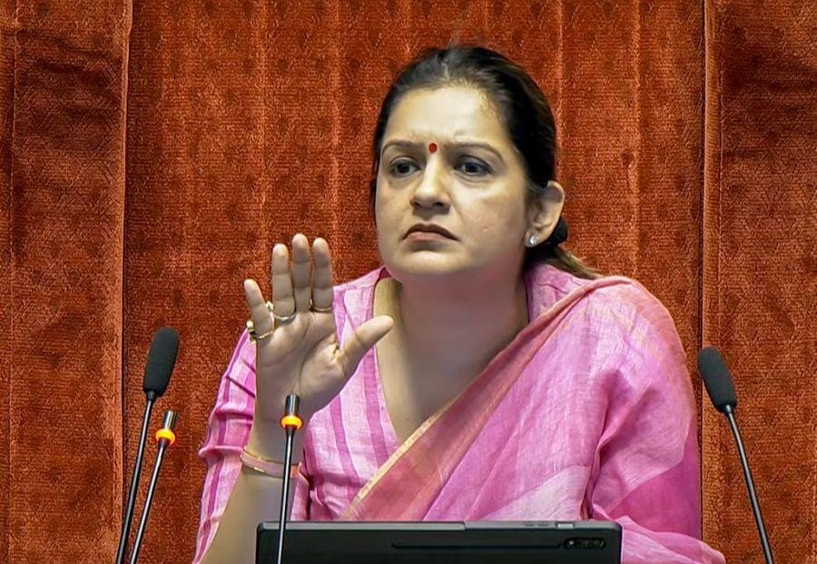 ‘धर्मेंद्र प्रधान का इस्तीफा जवाबदेही की पहली सीढ़ी…’, NEET मुद्दे पर बोलीं प्रियंका चतुर्वेदी