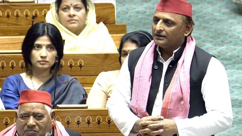 दिल्ली में लाठीचार्ज पर लोकसभा में गरजे सपा चीफ अखिलेश यादव, सरकार से पूछा- क्या बेटियों के कपड़े फाड़ेंगे?