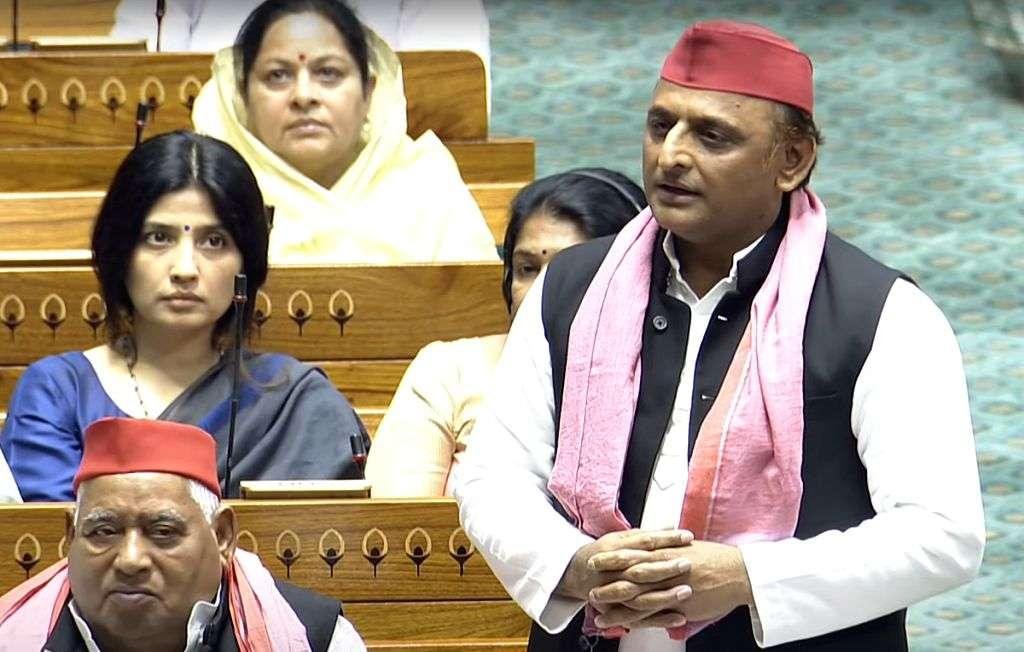 दिल्ली में लाठीचार्ज पर लोकसभा में गरजे सपा चीफ अखिलेश यादव, सरकार से पूछा- क्या बेटियों के कपड़े फाड़ेंगे?