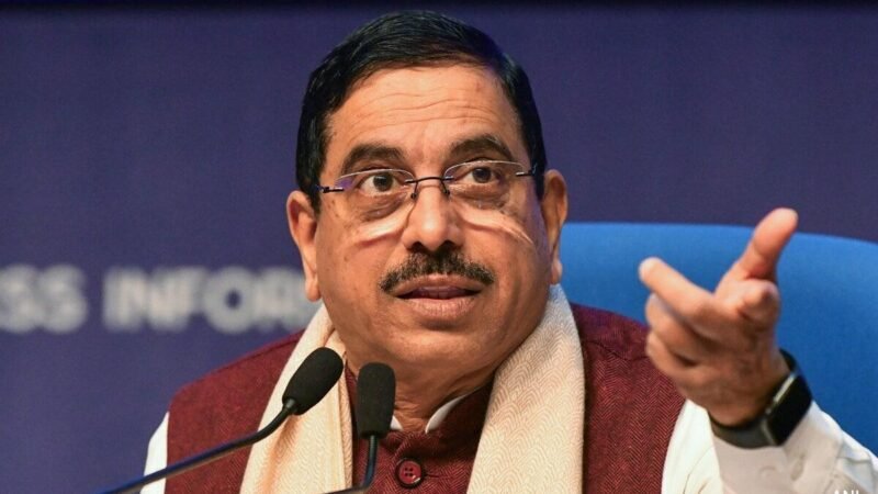 ‘प्रियंका गांधी साबित करें’, भड़के शिक्षा मंत्री प्रह्लाद जोशी