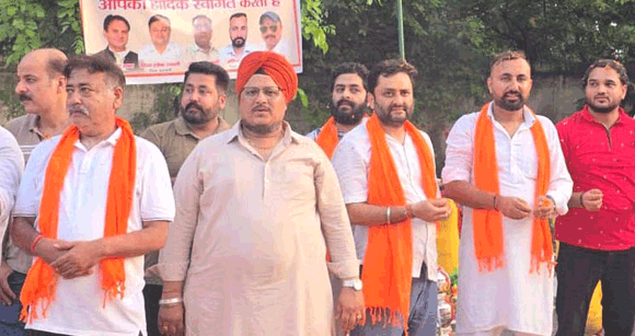 कांवड़ियों पर पुष्प वर्षा कर व्यापार मंडल ने किया भव्य स्वागत