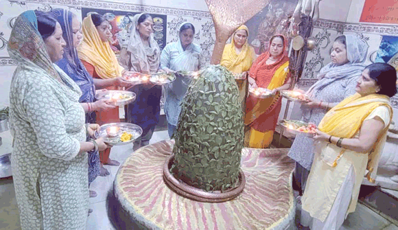 1008 बेलपत्रों से हुआ औघड़ दानी नर्मदेश्वर महादेव का भव्य श्रृंगार