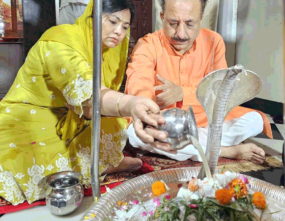 बागेश्वर धाम महादेव मंदिर में नगर विधायक राजीव गुंबर ने पत्नी संग किया जलाभिषेक