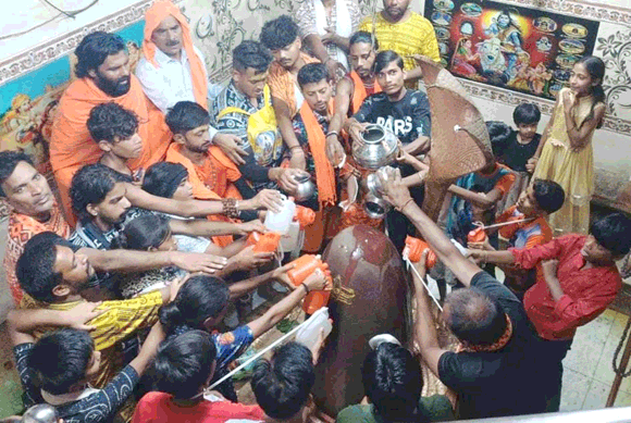 उत्तर प्रदेश श्रमजीवी पत्रकार यूनियन ने कावंड़ तीर्थ यात्रियों को फल, जल का किया वितरण