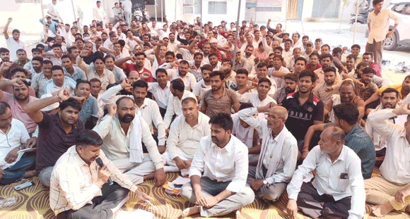 विद्युत संविदा कर्मियों ने मांगों को लेकर किया शांतिपूर्ण धरना प्रदर्शन