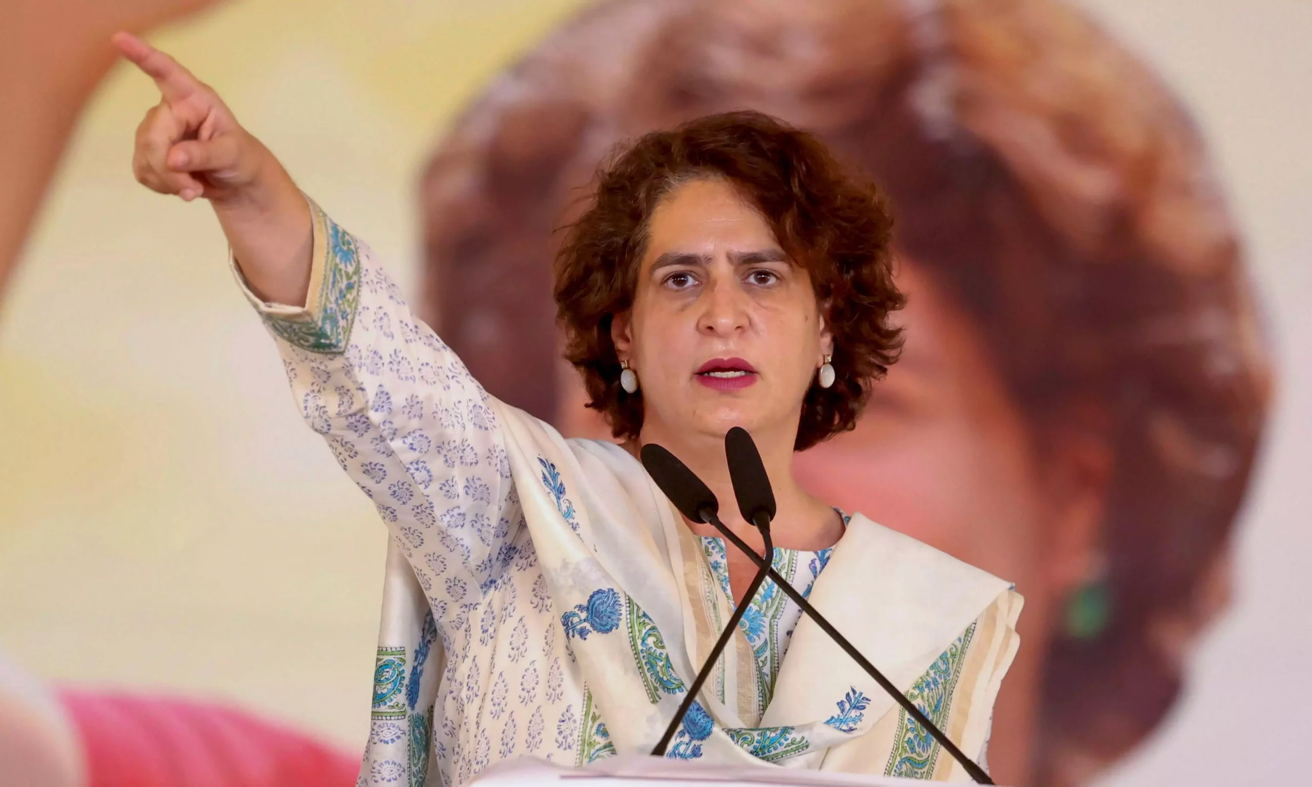 प्रियंका गांधी और बीजेपी सांसद में बहस, कहा- राहुल गांधी छात्रों से मिले थे
