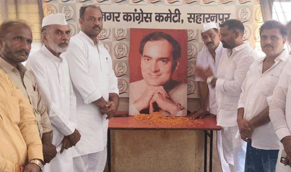 कांग्रेसजनों ने पूर्व प्रधानमंत्री राजीव गांधी की 82वीं जयंती पर अर्पित किए श्रद्धासुमन