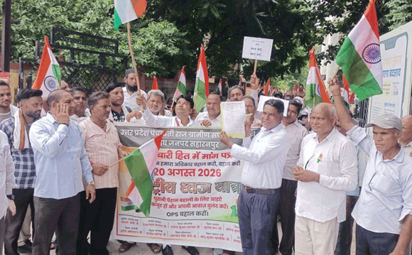 ग्रामीण सफाई कर्मचारियों  ने ओपीएस बहाली की मांग को लेकर निकाली राष्ट्रीय ध्वज मोटरसाइकिल यात्रा