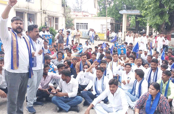 विभिन्न मांगों को लेकर भीम आर्मी के कार्यकर्ताओं ने किया प्रदर्शन