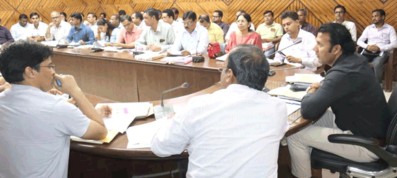 जिलाधिकारी की अध्यक्षता में हुई सीएम डैश बोर्ड पर विकास एवं राजस्व कार्यों  की बैठक