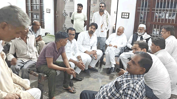 पीड़ित परिवार से मिला सपा का प्रतिनिधि मंडल, दिया हरसंभव मदद का आश्वासन