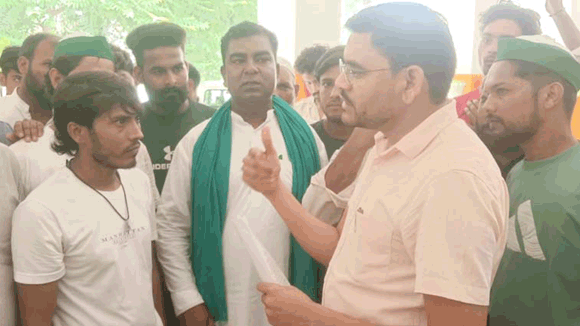 नागल के ग्राम उमाही कोटा में सड़क निर्माण की मांग, ग्रामीणों ने कलक्ट्रेट पर किया प्रदर्शन