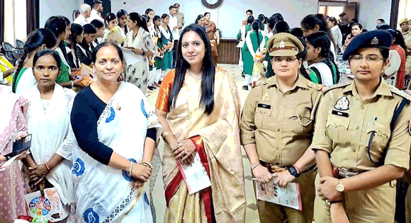 मिशन शक्ति अभियान के अंतर्गत महिलाओं एवं बालिकाओं को किया जागरूक