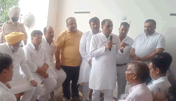 संगठन सृजन अभियान के तहत कांग्रेस ने ग्रामीणों से किया संवाद