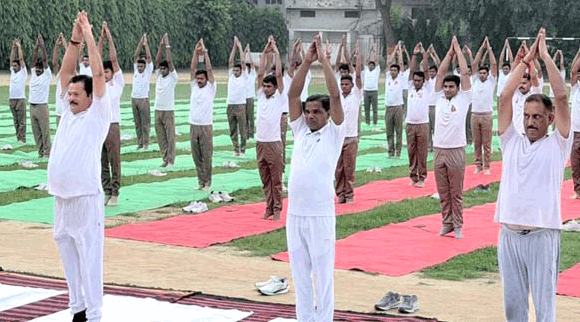 राष्ट्रीय खेल दिवस पर पुलिसकर्मियों ने किया योगाभ्यास
