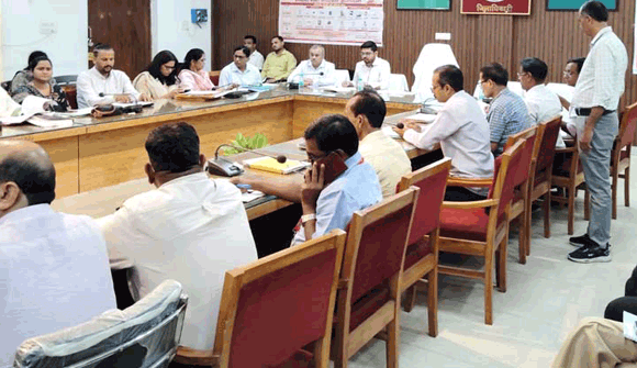 स्वास्थ्य योजनाओं में शत-प्रतिशत प्रगति सुनिश्चित करें अधिकारी: सीडीओ