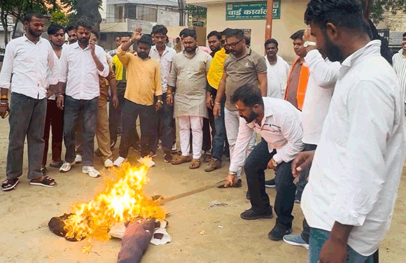 संसद में सनातन आस्था के अपमान के विरोध में बजरंग दल ने फूंका पुतला