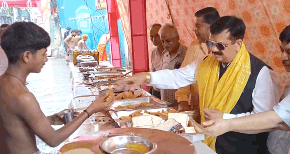 निवर्तमान जिलाधिकारी दिनेश चंद्रा ने शिविर का किया अवलोकन