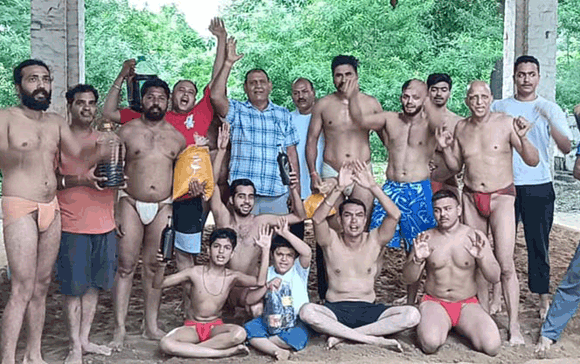 सहारनपुर के अखाड़े में डाली गई हल्दी, तेल और मट्ठा, पहलवानों के लिए तैयार हुई औषधीय मिट्टी