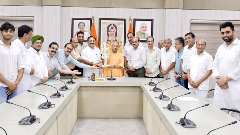 नगर विधायक के नेतृत्व में व्यापारियों ने की मुख्यमंत्री से योगी आदित्यनाथ से मुलाकात