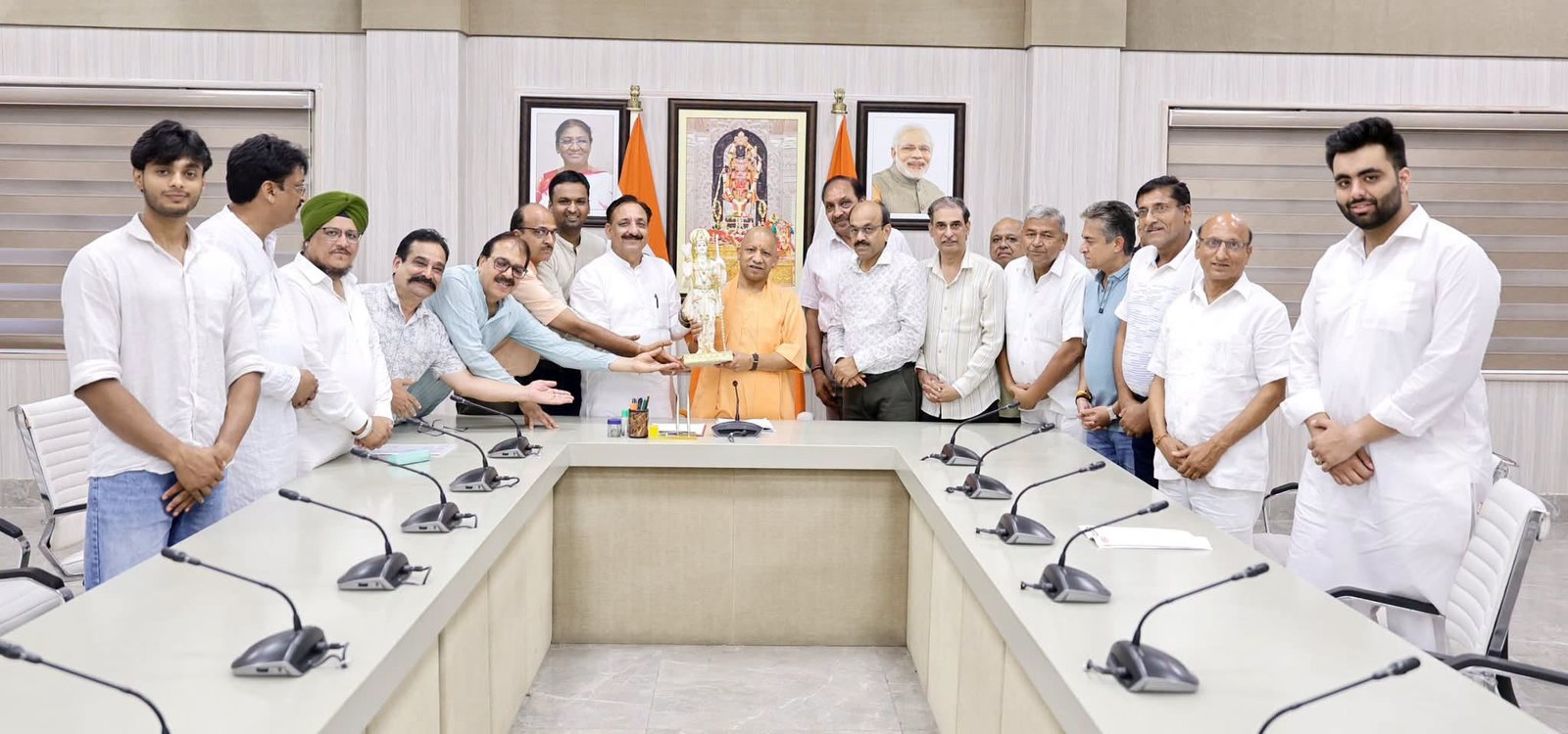 नगर विधायक के नेतृत्व में व्यापारियों ने की मुख्यमंत्री से योगी आदित्यनाथ से मुलाकात