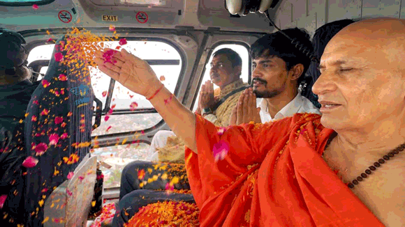 महापौर व नगरायुक्त ने हेलीकॉप्टर से कांवड़ियों पर की पुष्प वर्षा