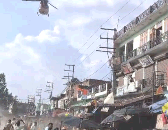 हेलीकाप्टर से बरसे फूल, शिवभक्तों का बढ़ा उत्साह