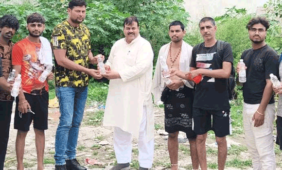 रालोद कार्यकर्ताओं ने भगवान शिव के जलाभिषेक को गंगाजल किया वितरित