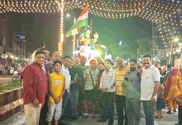 प्रगति सोशल वेलफेयर सोसायटी ने शिवभक्त काविंड़यों को वितरित किए केले-बिस्किट व टॉफियां