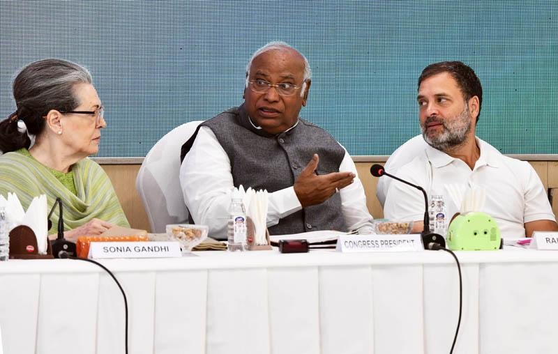 खरगे का मोदी सरकार पर हमला, बोले- ‘युवाओं को हताशा के दलदल में धकेला’