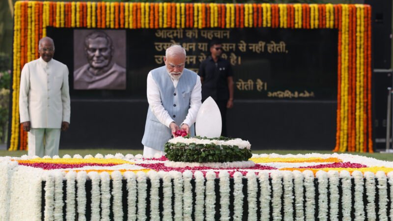 राजीव गांधी जयंती: पीएम मोदी ने किया याद, सोनिया गांधी ने दी श्रद्धांजलि