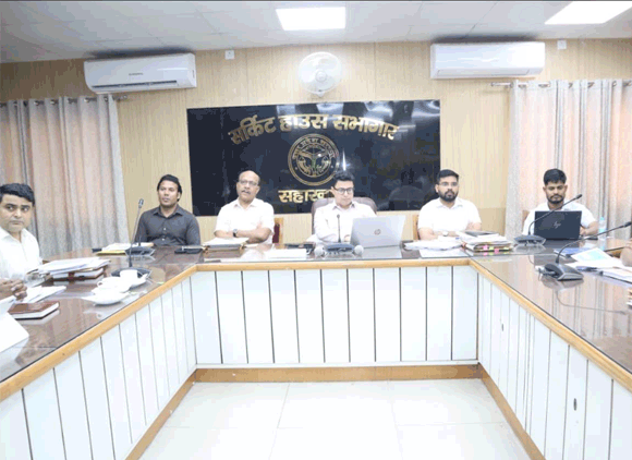 मण्डलायुक्त की अध्यक्षता में हुई सीएम डैश बोर्ड पर विकास कार्यों, कर-करेत्तर एवं राजस्व कार्यों तथा कानून व्यवस्था की समीक्षा बैठक