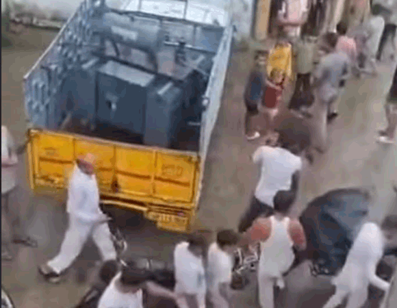 घाटमपुर में आये नये टरांसफार्मर का क्रेडिट लेने को लेकर पूर्व प्रधान व वर्तमान प्रघान के गुटो के बीच हुई मारपीट
