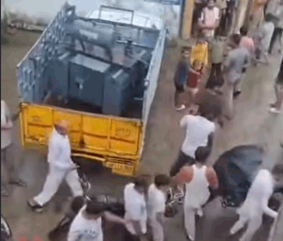 घाटमपुर में आये नये टरांसफार्मर का क्रेडिट लेने को लेकर पूर्व प्रधान व वर्तमान प्रघान के गुटो के बीच हुई मारपीट