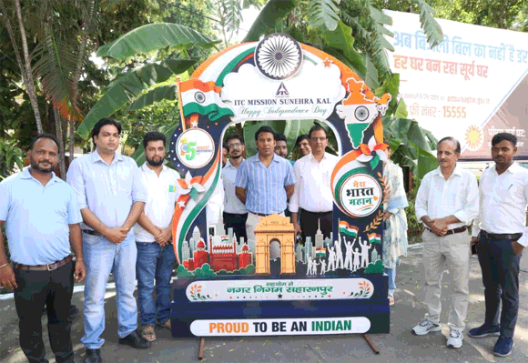कलेक्ट्रेट में बने सैल्फी प्वाईंट पर जिलाधिकारी ने ली सैल्फी